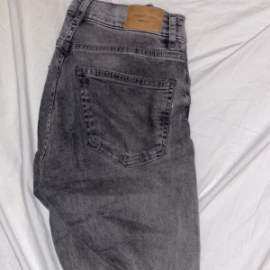 Grå jeans från Gina - Snygga grå jeans från Gina med en klassisk femficksdesign. De är bootcut och köpta för ungefär en månad sen och i mycket bra skick.  