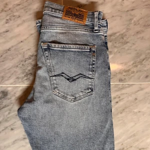 Ljusblå jeans från Replay - Ljusblå jeans från Replay/ Storleken är 152// skick 7/10, ena fickan har ett hål i sig!! Skriv om frågor och priset kan ej diskuteras ‼️✅