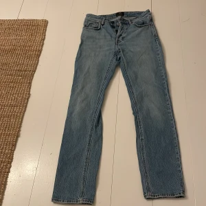 Blå jeans från NEUW - Säljer ett par klassiska blå NEUW jeans med rak passform. Bra i storlek, kostade 1200 nya och har enbart varit använda ett par fåtal gånger , ( negativt ) tyvärr så är det hål i höger framficka då jag förmodligen haft något vasst i fickan eller liknande.
