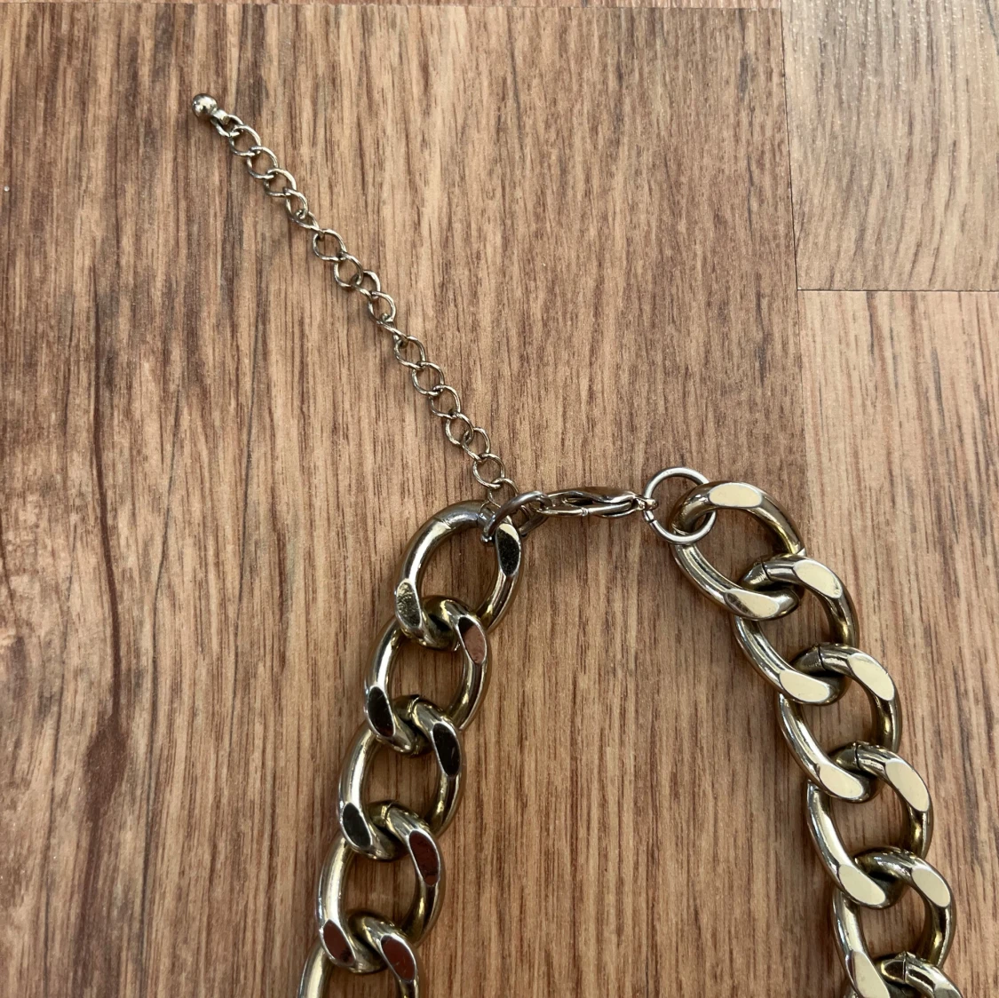 Guldfärgat halsband med kedjedesign - 1