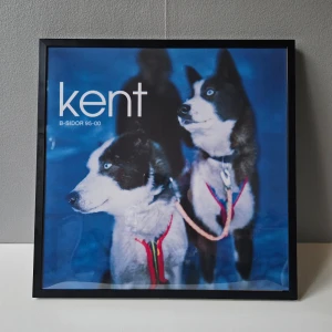 Kent - Albumaffisch, 31.5x31.5 - Kent - B-sidor 95-00 albumaffisch,  31.5x31.5 cm  Helt ny - Passar bra i IKEAs tavelram Lomviken!  Skickas i papprulle - Ramen ingår inte!