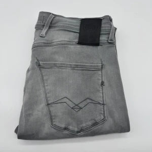 REPLAY ANBASS HYPERFLEX JEANS - Replay anbass hyperflex jeans - Slim fit passform - Storlek W29/L32 - Nypris runt 1800kr -  Deluxecloset