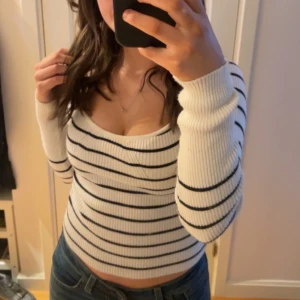 Vit och svart randig ribbad tröja - Jätte fin tröja som verkligen framhäver kroppens former. Tröjan är i jätte skönt material. 