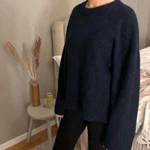 Mörkblå stickad tröja - Så fin mörkblå stickad tröja ifrån Gina!❣️