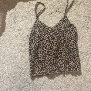 Säljer en leopardmönstrad linnetopp från H&M. Toppen har smala axelband och är perfekt för en trendig look. Den är tillverkad i ett mjukt material som känns skönt mot huden. Använt ett par gånger.