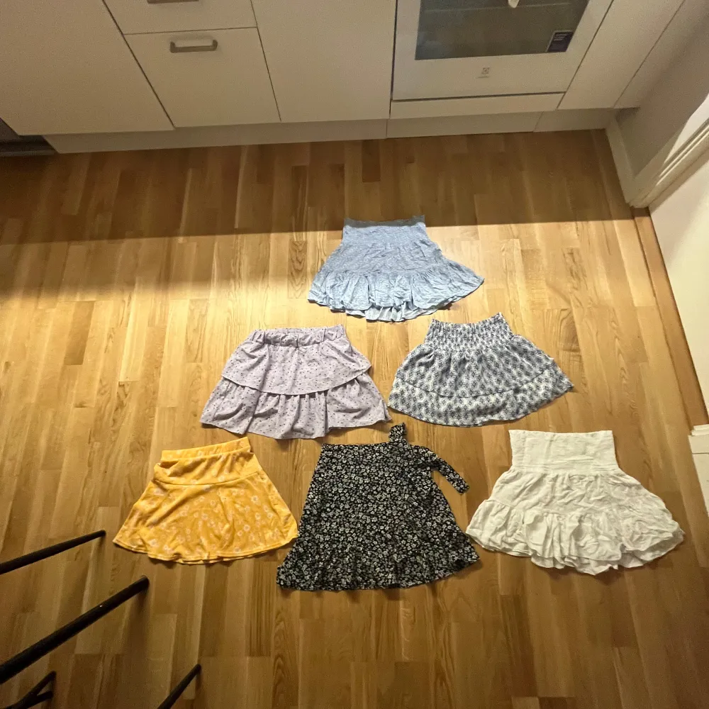 Säljer ett set med 6 olika kjolar i härliga färger och mönster. Storlekarna är mellan XS och 146 (lite blandat) Perfekta för att liva upp garderoben med blommiga och mönstrade stilar. Alla tillsammans för 200kr och styckviss 45kr. Hameet.