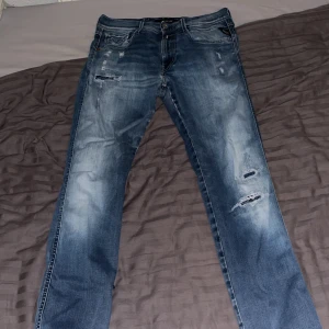 Replay jeans med slitningar  - Säljer dessa replay jeansen. De är i storlek 31. Är använda men fortfarande bra skick