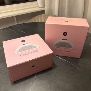 UV/LED Lampa för naglar - Säljer två uv/led lampor från Nailster. Helt oanvända, har inte ens öppnat kartongerna. Säljer då jag råkade beställa dubbelt och returen är alldeles för dyr. Säljer båda för 700kr 🩷
