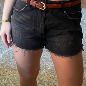 Svarta jeansshorts med fransar - Snygga svarta jeansshorts. Aldrig använda