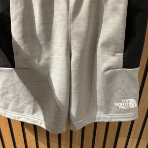 The north face shorts - The north face shorts använda 1 gång så i fint skick. Väldigt sköna. Storlek S.  Logga bak och fram. Gråa med svarta detaljer och loggorna är vita. Samt två bra fickor fram. 