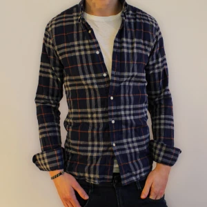 John Henric flanellskjorta  - Säljer denna flanellskjortan från John Henric. Storlek 37, motsvarar S. Cond 8/10. Modellen på bilden är 177cm och väger 69kg. Hör av er vid funderingar! //Grevskapet 