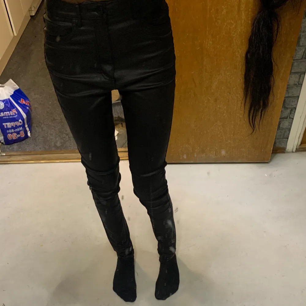 Snygga svarta byxor i tight passform. De är högmidjade och har en stilren design utan synliga detaljer. Perfekta för en trendig look. Perfekt längd på byxorna. Jag är 1,66 . Farkut & Housut.