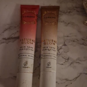 Lumene Natural Glow Skin Tone Perfector - Utsidan är skitig eftersom produkterna har varit i min sminklåda men jag har använt dem 2-3 ggr och nu säljer jag dessa för att de inte kommer till användning längre. (Jag säljer dem här tillsammans)