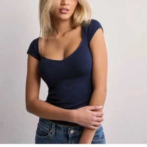 Mörkblå kortärmad topp - Använs fåtal gånger, strl M men passar även mig i S