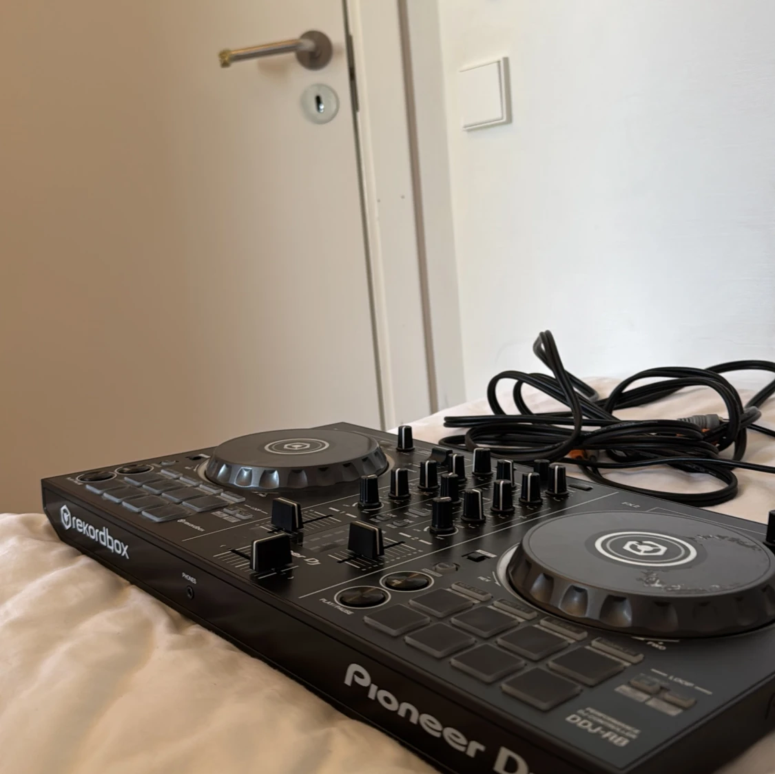 Svart DJ-kontroller från Pioneer DJ - 1