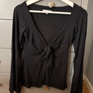 Topp Design by si - Säljer nu min tröja/blus från design by si i storlek xs/s då den inte används utan endast ligger och tar plats. Den är använd ca 5 gånger.Tvättas innan den skickas!! Nypris: 393kr