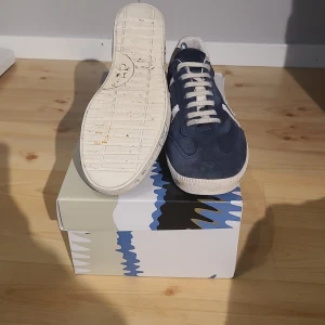 Blå sneakers från premiata - Blå sneakers från premiata. Storlek 40 använda 2 månader. Inga defekter box kommer med. Pris kan diskuteras. Pris 1899 några frågor bara att höra av sig