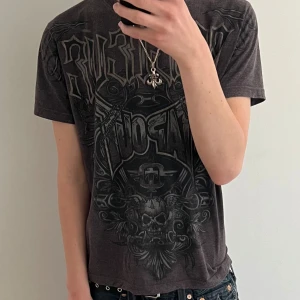 Tapout tshirt - Riktigt snygg tapout tshirt i storlek m. Den är lite urtvättad och texten hade mer tydlig guld outline när jag köpte den men annars är den i bra skick. 
