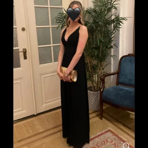 Balklänning - Supersnygg balklänning endast använd en gång på min bal. En slits på sidan också! Jag är 168 och passade perfekt i längden trotts att jag hade klackar. Den är från pink boom Paris, storlek S💕 350kr