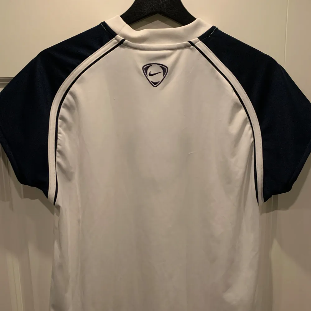 Säljer en gammal Nike träningströja från 2000-talet, lite kortare ärmar än en vanlig T-shirt.. T-paidat.