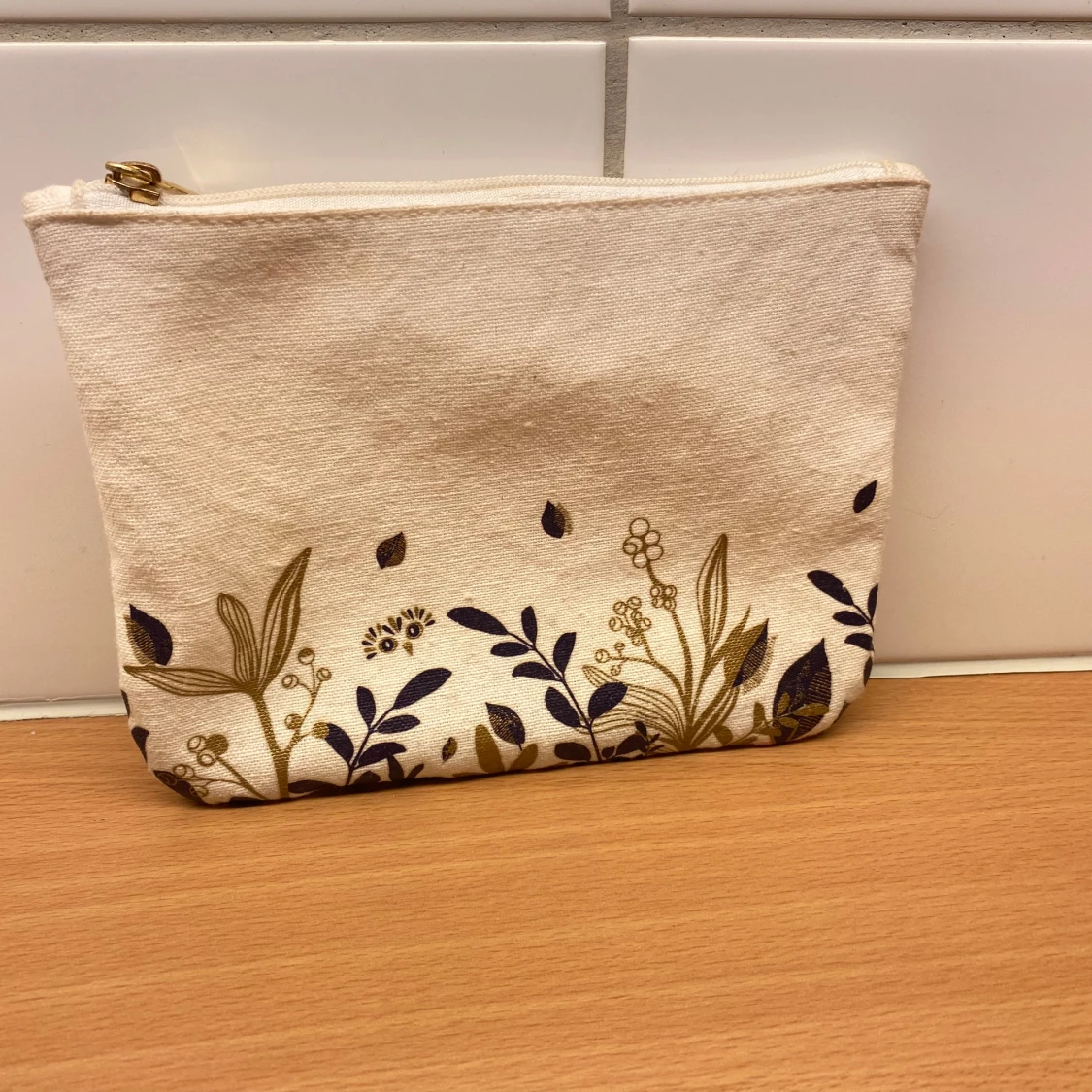 Vit blommig necessär  med dragkedja - 3