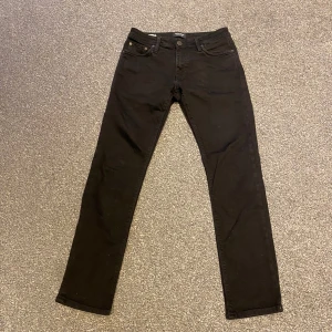 29 / 30 Jack and Jones slim fit jeans - Tja säljer dessa riktigt feta slim fit jeans från Jack and Jones. Modellen är slimfit/ Glenn. Dem är använda 1 gång😁kostar 550 ish nya. har du några frågor eller undrar nåt så är det bara att fråga mig.