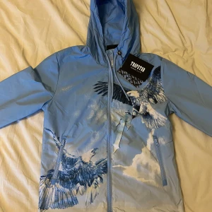Trapstar vindjacka - Trapstar ljusblå vindjacka. Aldrig använd.                        Säljer den för 1100kr. Storlek xs. 