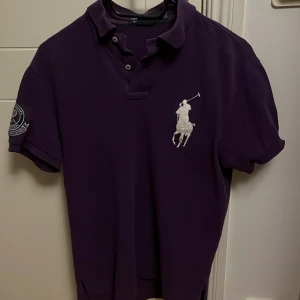Lila pikétröja från Ralph Lauren  - Säljer en stilren lila pikétröja från Ralph Lauren skick 10/10 perfekt till sommaren tveka inte att fråga något! 😃