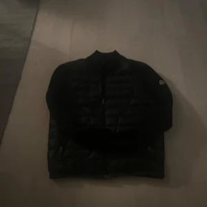 Svart moncler cardigan - Säljer en stilren svart cardigan från Moncler. Självklart äkta, jackan har några små defekter men är annars i super skick. Storlek S men kan sitta xs. Priset är inte hugget i sten!