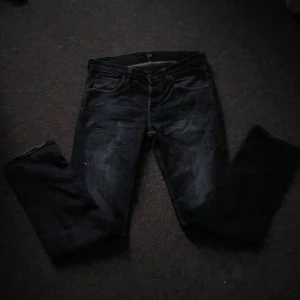 2 Par mörkblå jeans från Lee - Snygga mörkblå jeans från Lee med klassisk femficksdesign. De har en rak passform och är perfekta för en avslappnad stil. Jeansen har en knappgylf och en läderpatch med Lee-loggan på baksidan.
