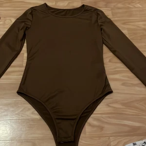 Brun långärmad bodysuit från Shein - Säljer en stilren brun långärmad bodysuit från Shein i bra skick