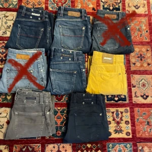 Samling av jeans i olika färger och stilar från tramarossa  - Säljer en samling av jeans i olika färger. Inkluderar blå, grå och en iögonfallande gul. Perfekt för att variera garderoben med både klassiska och unika val. All information finns på vardera plagg finns på min profil. Om du har några frågor fråga på mvh Theodor 