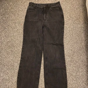 Svarta jeansbyxor - Snygga svarta jeansbyxor med klassisk design. De har en rak passform.