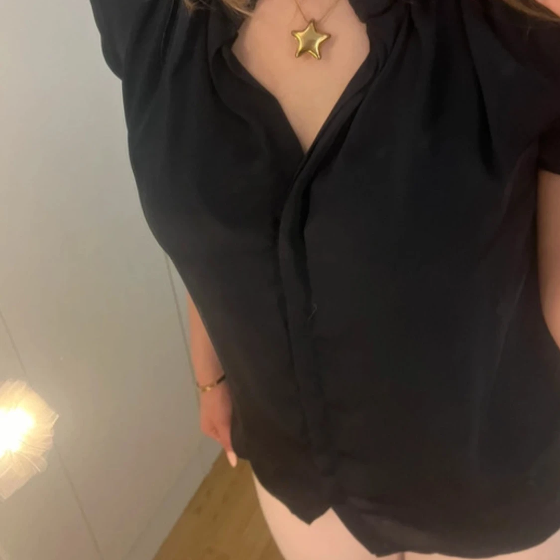 Mörkblå blus med kort ärm - 1