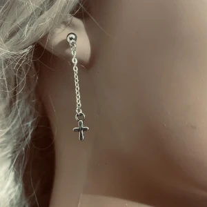 Made by prisförslag- 1 örhänge kors silver  - Made by prisförslag- 1 örhänge