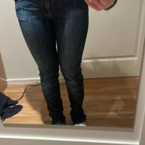Mörkblå jeans från Zara Woman - Snygga mörkblå jeans från Zara Woman med en klassisk design. De har en knapp och dragkedja framtill och är perfekta för en stilren look. Passar bra till både vardag och mer uppklädda tillfällen.