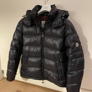 Moncler Maya  - Säljer en Moncler maya dom är i storlek 2! Kvitto medkommer vid köp! Hör gärna av dig om du har frågor! 