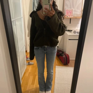 Blå bootcut jeans från Gina Young  - Säljer mina jeans från Gina Young eftersom att de inte kommer till användning! Eftersom att det är barnstorlek har jag skrivit xs men det är igentligen storlek 158 vet bara inte hur man skriver in det🤗Har sytt dom lite mer low ways men syns inte när man har på de😊De har ingen märke på att de är slitna eller liknande!🩷