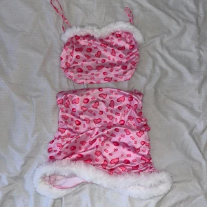 Rosa set med fuskpäls - Söt rosa set, använde som på halloween (rosa pantern), perfekt som kostym.