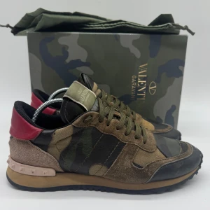 VALENTINO ROCKRUNNERS - Valentino Rockrunners- Skick: 8,5/10 - Tillbehör: Enbart Skorna  - Storlek 40 sitter som 41 - Nypris ca 7500kr - Deluxecloset