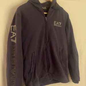 Armani hoodie - Hej! Säljer denna feta Armani hoodie skick 9/10 bara och höra av sig vid frågor och funderingar.