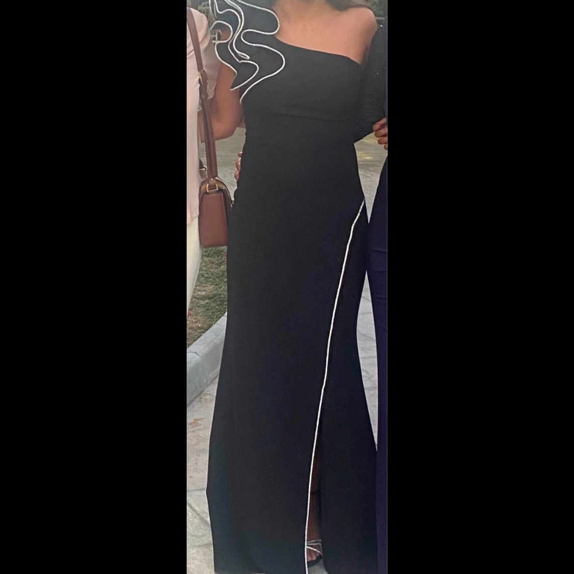 Balklänning: Svart one-shoulder klänning med dramatisk silvrig volangdetalj - 1