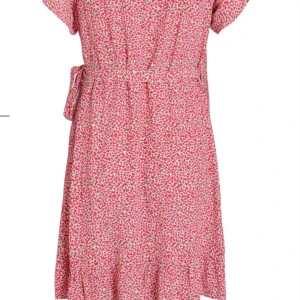 Rosa blommig klänning - Charmig rosa klänning med blommigt mönster och volangdetaljer. Klänningen har en omlott-design med knytning i midjan och korta ärmar. Jätte gullig till sommarn🌸💕