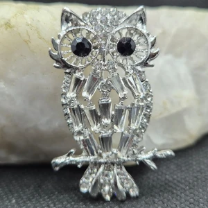 Brosch - Uggla  - Den här broschen i form av en uggla är ca 5 × 3 cm. ✨️Titta igenom alla mina upplagda & köp fler saker i Bundle för att spara på frakten & få allt du köpt i ett & samma paket✨️ För att köpa med Bundle så får du först trycka i "Köp med bundle" sedan väljer du ut allt du vill köpa för att få allt på samma frakt = Billigare 👌 Om du däremot köper fler varor i olika köp blir det egen frakt för varje köp. Önskar du swisha mej, meddela mej vad du vill köpa så ordnar vi det 👌