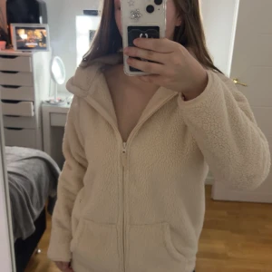 Teddy jacka 🐻🐻 - Sååå gosig teddy jacka som ej kommit till användning, köpt på zalando och är inprincip helt ny 💗💗 vet ej strl men passar som en s-m 