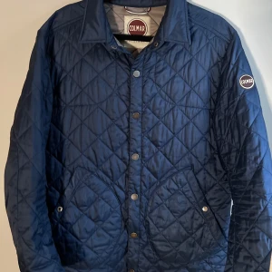 Blå quiltad jacka från Colmar - Snygg blå quiltad jacka från Colmar. Jackan har ett stilrent märke på ärmen och bra tjock lek, inte för varm inte för kall.  Perfekt till våren!!