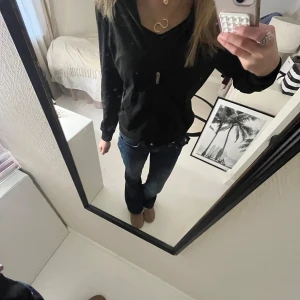 Svart hoodie med dragkedja - Säljer en stilren svart hoodie med dragkedja framtill. Den har långa ärmar och en bekväm passform, perfekt för en avslappnad look. Hoodien är enkel att matcha med olika outfits och har en praktisk ficka framtill. Gina tricot 