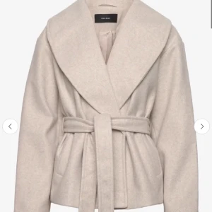 Beige kappa från Vero Moda - Snygg beige kappa från Vero Moda med knytbälte i midjan. Bra skick