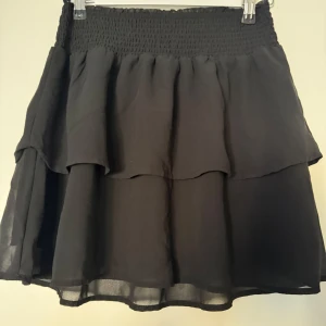 Svart volangkjol  - Svart volangkjol från Chelsea! Superfin passar till allt har ett resår band som gör kjolen stretchig🙌🏼