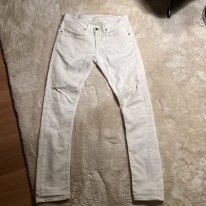 Riktigt feta och fräsch jeans från dondup, George skinney fit storlek 30 - Tja säljer nu mina vita dondup för dom tyvärr inte passar mig längre, riktigt fräscha och populära jeans till sommaren.